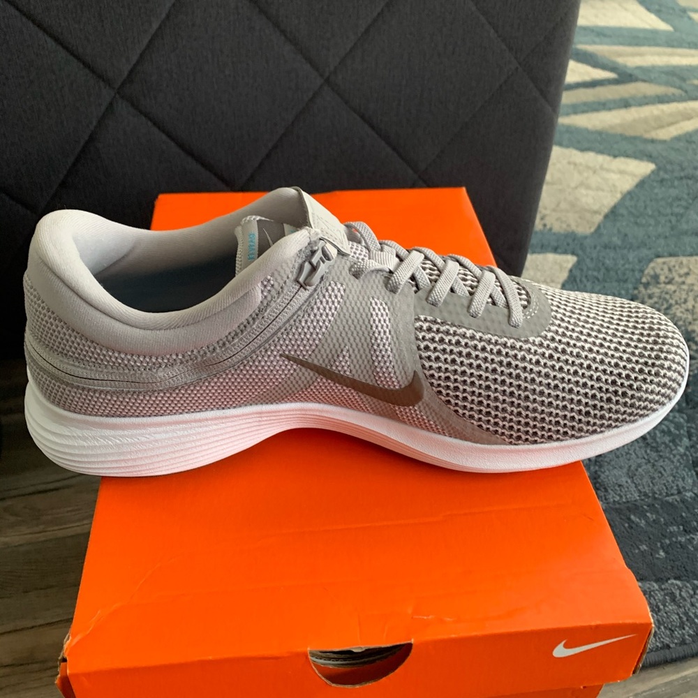 Brand new gray nike men’s shoe